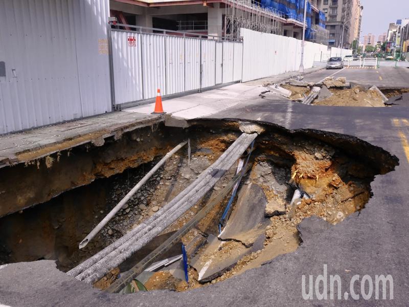 竹北市勝利二路昨晚發生塌陷，2處坑洞長寬約6公尺，深分別為1公尺及4公尺，更有小貨車陷落其中。記者巫鴻瑋／攝影