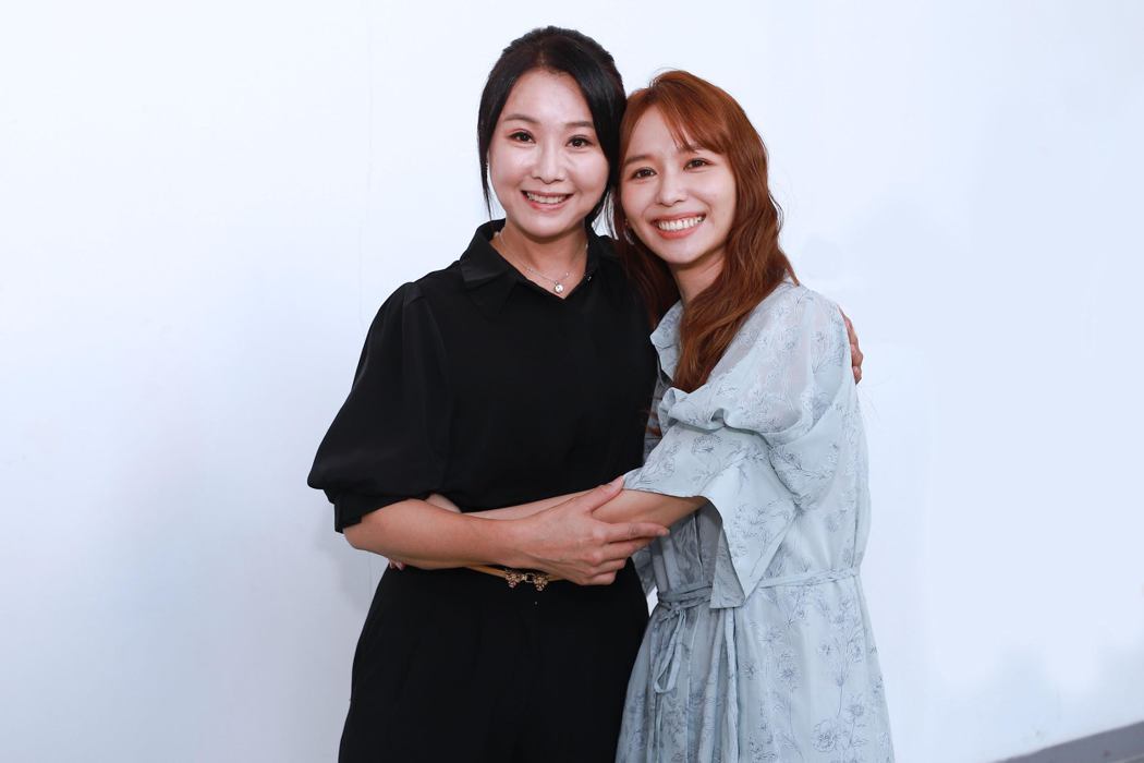 客家妹陳明珠(右)客串「黃金歲月」，演出陳妍安的好姐妹。圖／民視提供