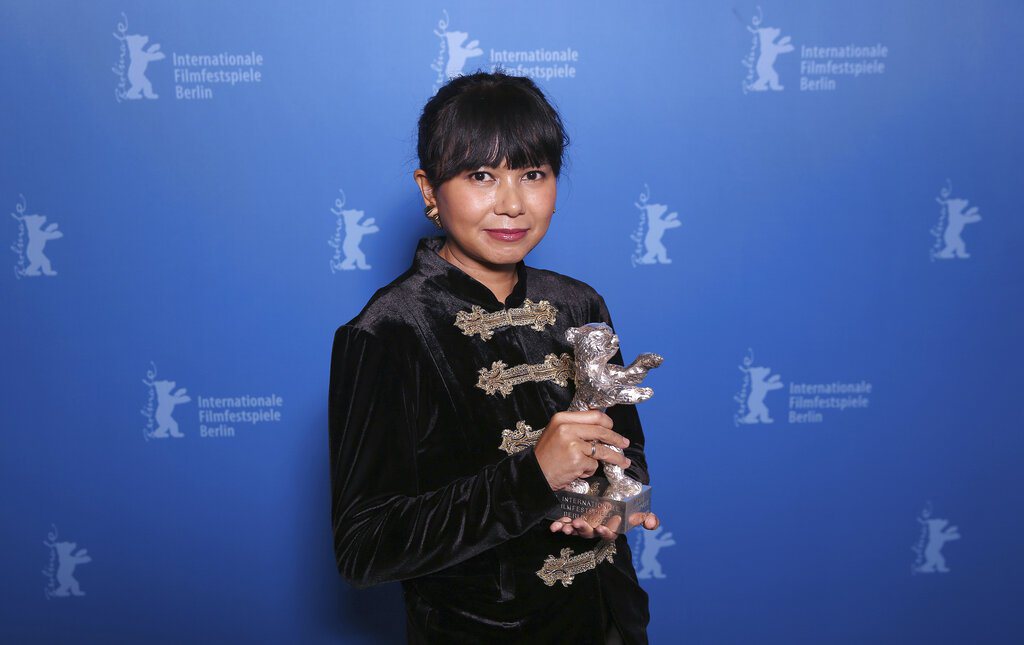 演員勞拉．巴蘇基（Laura Basuki）以《娜娜：逝水年華》獲第72屆柏林影展最佳配角銀熊獎，由導演卡蜜拉．安迪尼代領。 圖／美聯社
