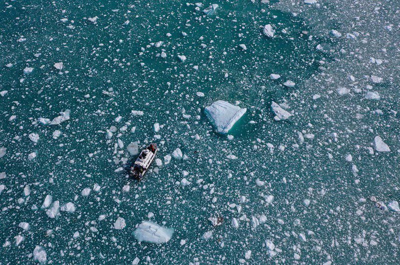 暖化的北極圈創下攝氏18度高溫，冰層大量融解。 記者余承翰／攝影