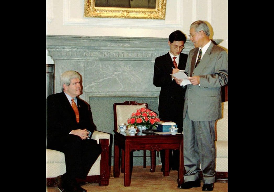 1997年4月2日，金瑞契（左）來台，在總統府與總統李登輝（右）會面。 圖／路透...