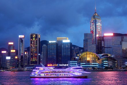 經濟學家下調了對香港經濟的預測，預計香港經濟可能四年來第三次萎縮，圖為香港維多利亞港。中新社