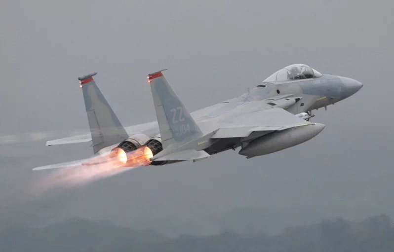 日本NHK報導，迄4日下午3時，多架F-15戰機自航空自衛隊那霸基地至少緊急起飛六架次，朝西南方飛行。圖為示意圖。路透