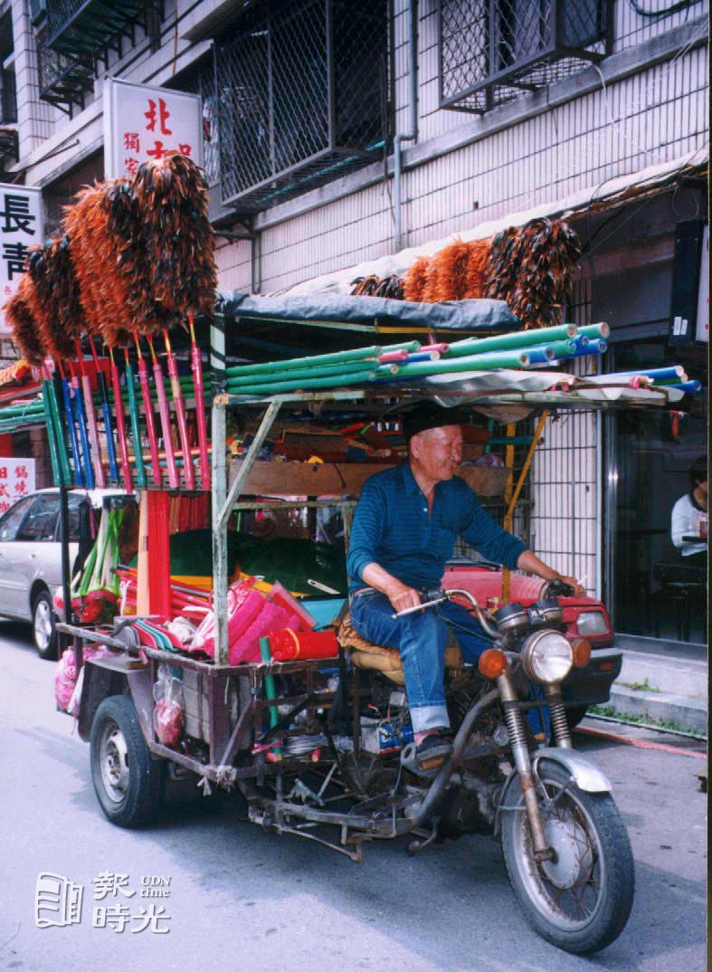 古早雜貨車沿街叫賣家庭生活用品竹桿、雞毛撢子、掃帚、拖把。 圖｜聯合報系資料照（1999/06/30 胡寶璉攝影）