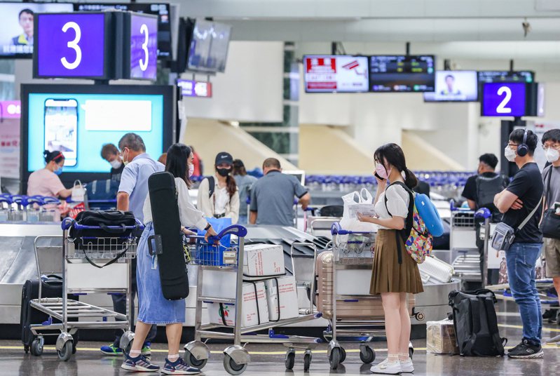 8月2日起購票搭乘華航/華信國際線班機，全航線實施行李計件制，提供旅客更多免費託運行李額度。圖／聯合報系資料照片