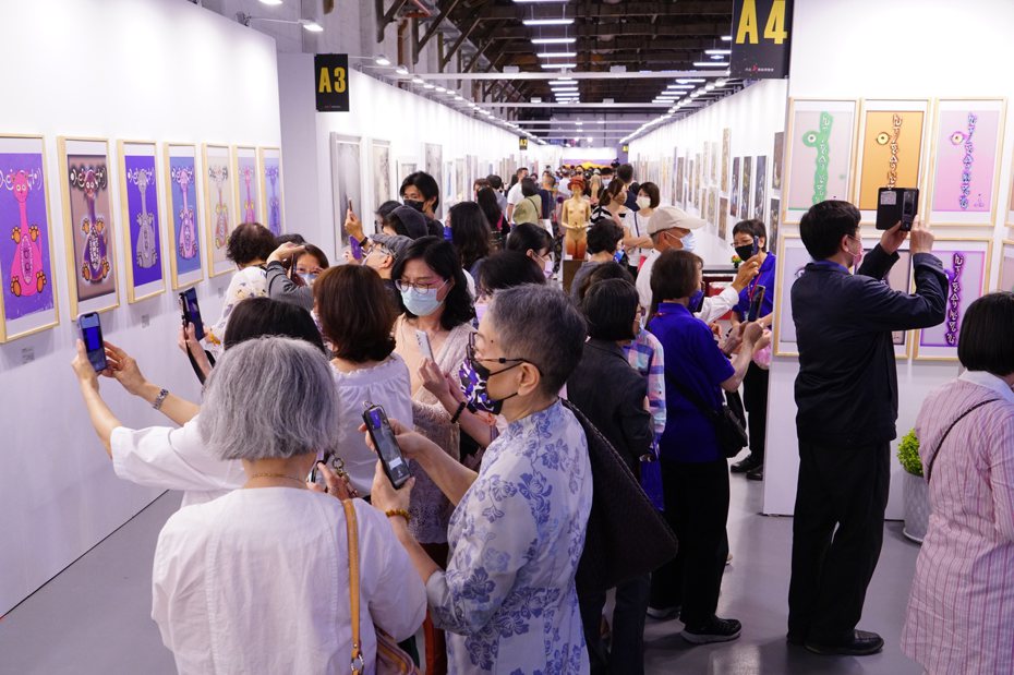 拿手機看畫，你沒搞錯，台北新藝術博覽會預展時，AR版創作大受歡迎。藝博會本周登場，入場前，手機要充飽電。台北新藝術博覽會／提供