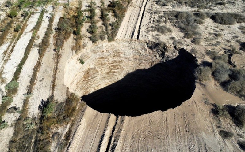 智利北部一處銅礦場在週末赫然出現一個直徑約25公尺、深度約200公尺的神祕天坑。 路透