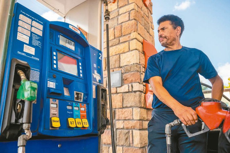 美国能源价格高涨，一名男子七月廿九日在休士顿一处加油站加油。（法新社）(photo:UDN)