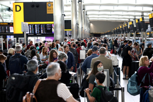 後疫情時代各國陸續解封，全球各大機場混亂狀況層出不窮，英國希斯洛機場已要求航空公司停止銷售夏季機票，並限制每天只能有10萬名乘客，希望以此應對旅遊人數的激增。路透