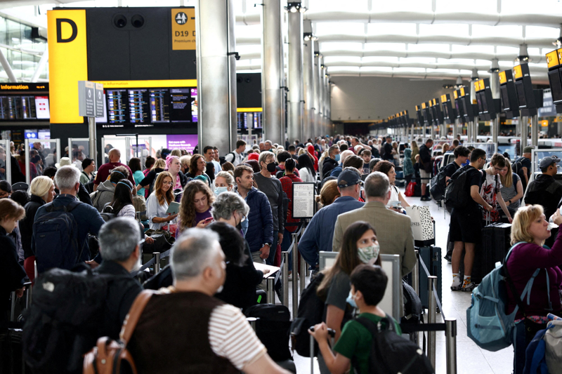 後疫情時代各國陸續解封，全球各大機場混亂狀況層出不窮，英國希斯洛機場已要求航空公司停止銷售夏季機票，並限制每天只能有10萬名乘客，希望以此應對旅遊人數的激增。路透