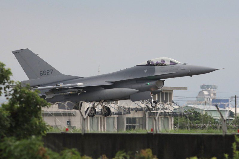 裴洛西訪台軍方強化戰備，空軍嘉義基地多架F-16V掛彈升空。圖／航迷提供