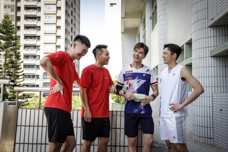 王齊麟（左起）、李洋、謝佳見、王子維在新戲「決勝的揮拍」羽球PK。圖／民視提供