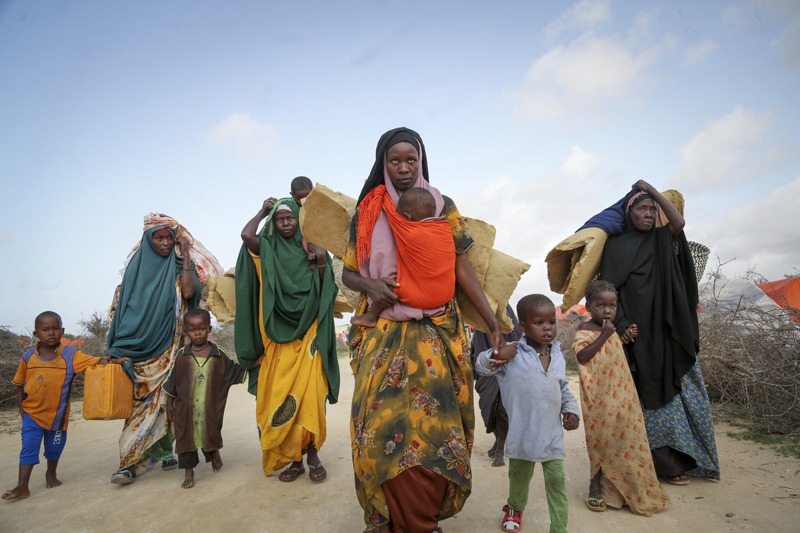 索馬利亞民眾今年6月30日攜家帶眷逃離乾旱肆虐的地區，前往首都摩加迪休近郊的臨時難民營。 美聯社