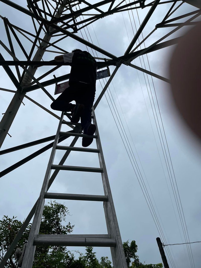 田尾鄉與北斗鎮的交界處，上個月發生一名泰勞在高壓電塔上面輕生，今天生命禮儀業者爬上去拿下棉繩。圖／范俊昇提供