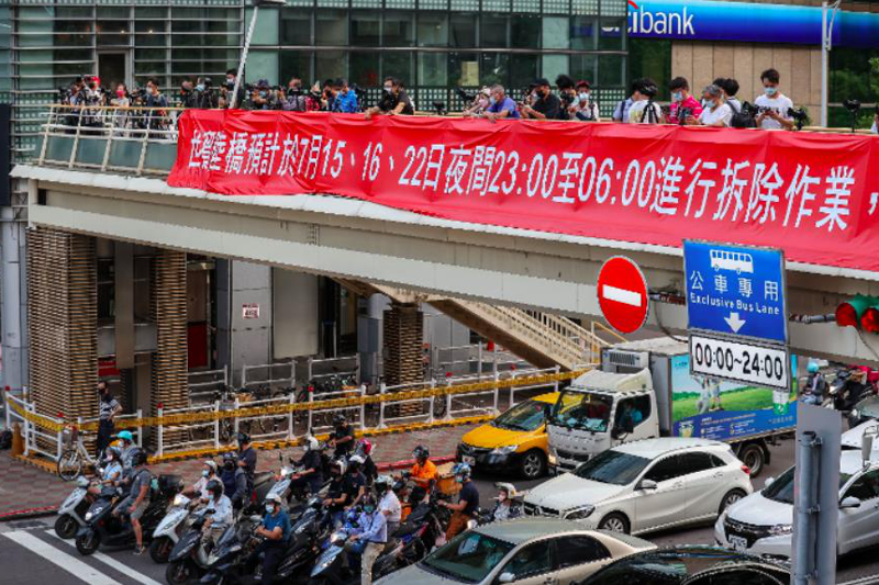 走過30年、陪伴台北人記憶的信義、基隆路口世貿天橋，7月15日啟動拆除。記者余承翰／攝影