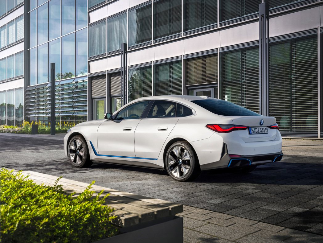BMW i4 eDrive35最大可使用180kW輸出功率的充電樁進行電能補充。...