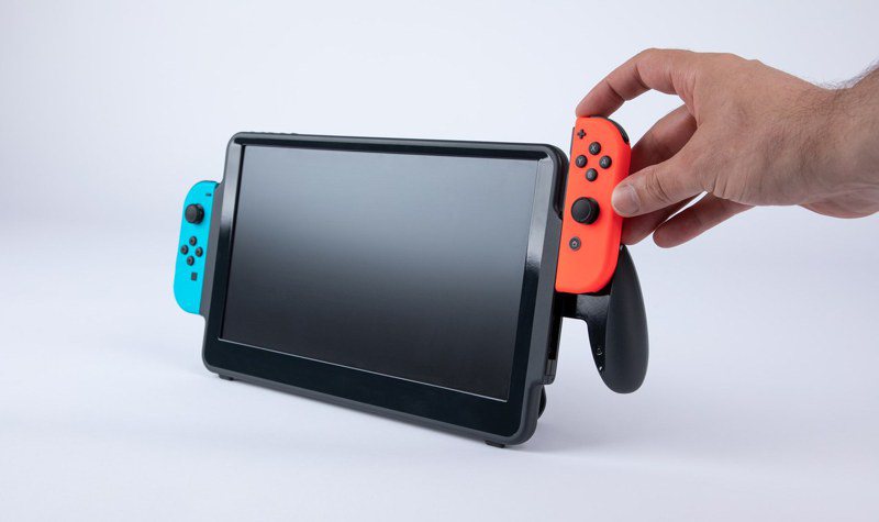 One manufacturer launched an 11-inch screen with Joy-Cons on both sides, which looked like an enlarged version of the Switch.  (Photo taken from Up-Switch Facebook)