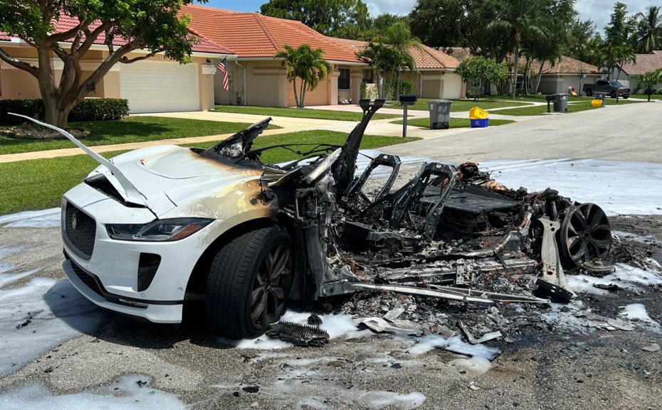 美國佛羅里達州的一輛Jaguar I-Pace自燃燒到只剩車頭。 摘自Electrek