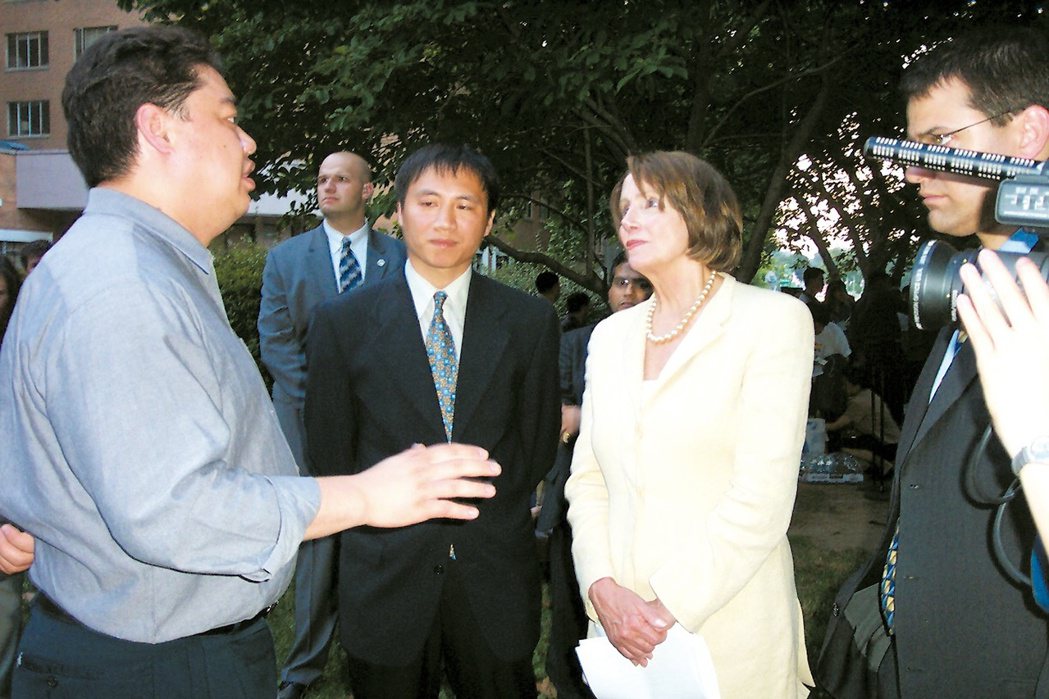 2004年裴洛西出席在中國駐美大使館前舉辦的「六四15周年燭光追悼會」，並與吾爾開希交談。
 圖／聯合報系資料照片