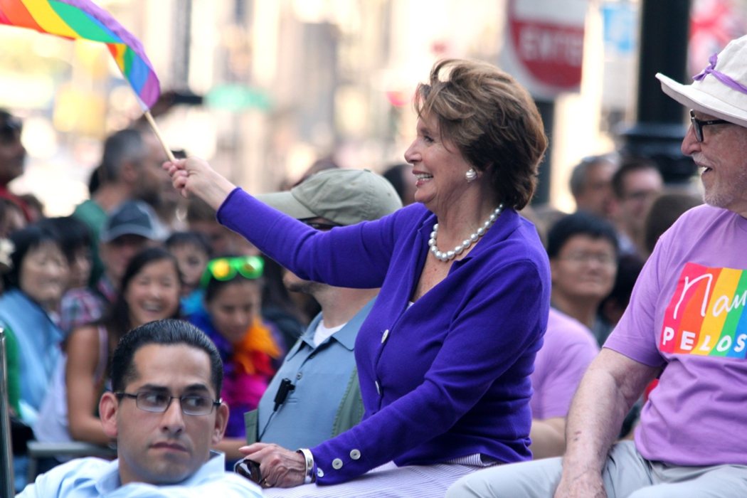裴洛西長期關注LGBT權益、氣候變遷等人權議題。圖為裴洛西2013出席舊金山「驕傲遊行」。
 圖／維基共享