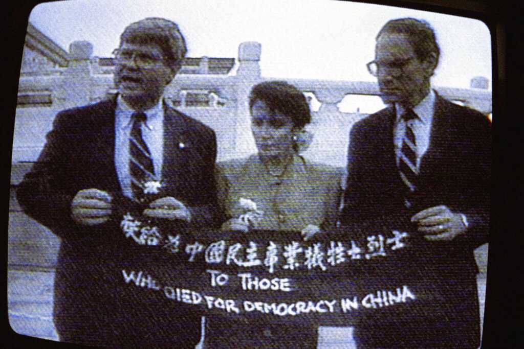 1991年裴洛西等三位美國議員，在天安門廣場時裴洛西舉起「獻給為中國民主事業犧牲之烈士」布條，聲援「六四」事件受難者。
 圖／美聯社