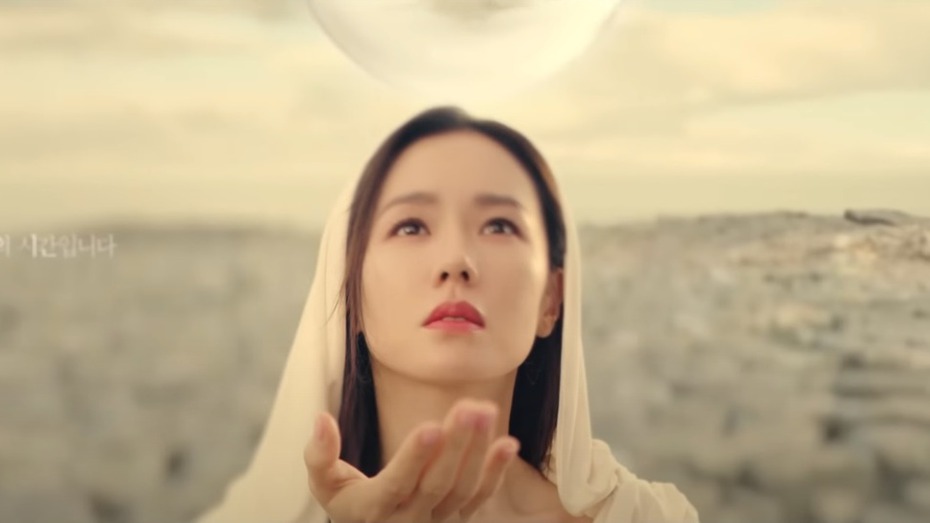 孫藝真廣告中化身白袍女神。圖／擷自YouTube