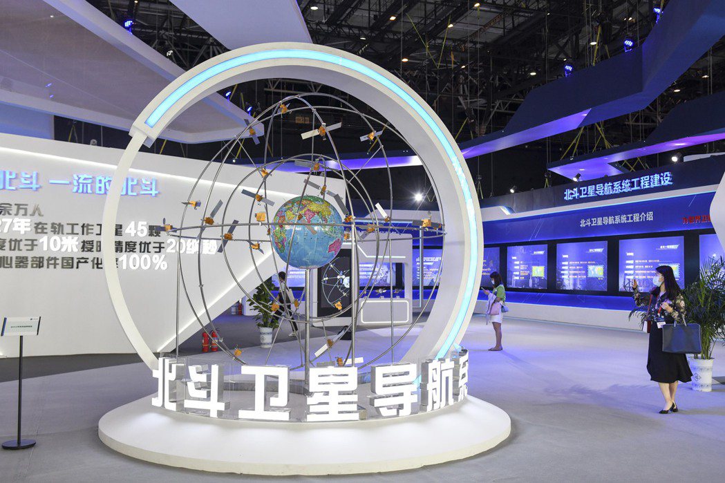 中國政府開發自己的「北斗」全球衛星導航系統及定位系統。此後中國華為、小米、歐珀（Oppo）、維沃（Vivo）手機都預載北斗衛星導航系統。圖為觀眾參觀北斗衛星導航系統模型。 圖／中新社