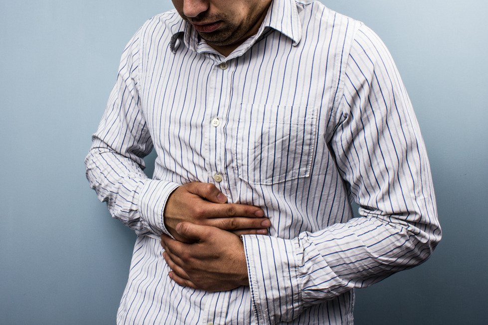 腹痛有可能是急性膽囊炎的前兆。（Ingimage）