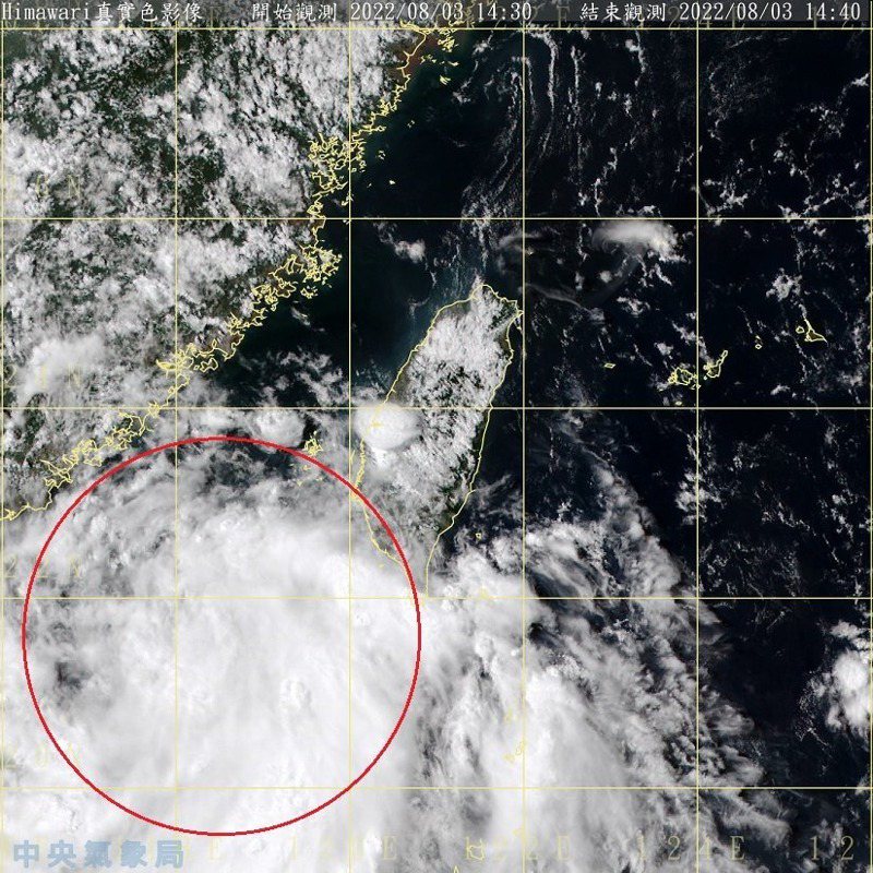 氣象局長鄭明典在臉書分享衛星雲圖，指出在台灣西南方海域有低壓旋轉出現。 圖擷自鄭明典臉書