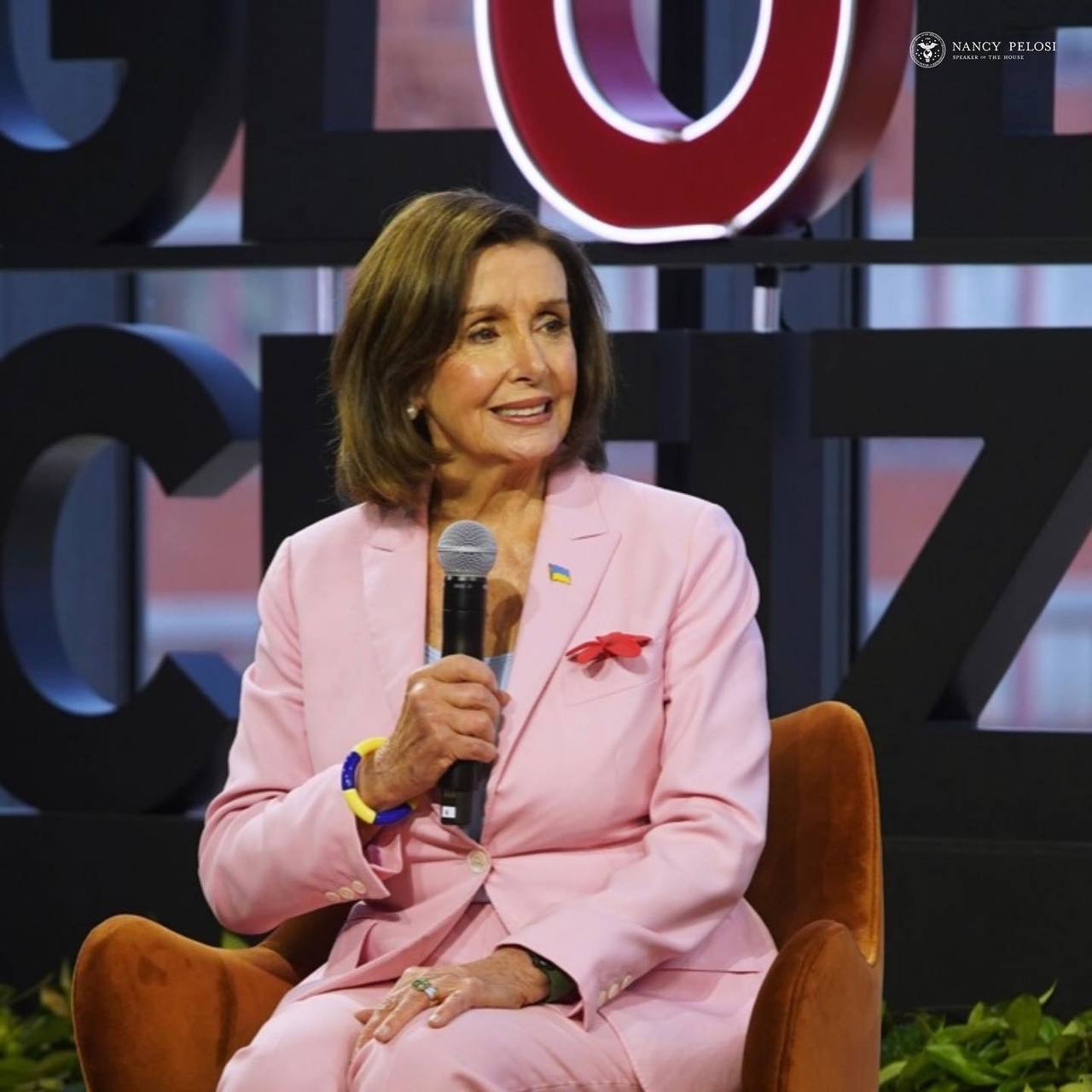 參加談話性節目時，裴洛西（Nancy Patricia Pelosi）在粉紅色西...