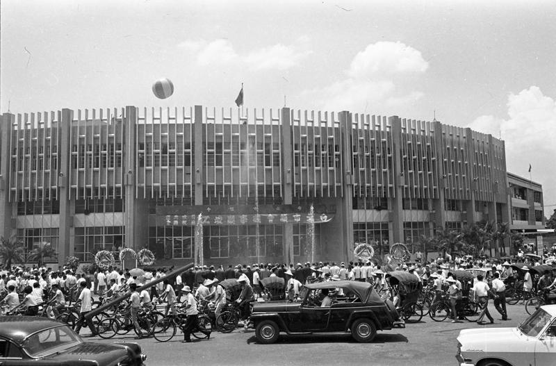 1964年8月3日，台北市議會大廈舉行竣工典禮，不少民眾聚集在門口圍觀。圖／聯合報系資料照片