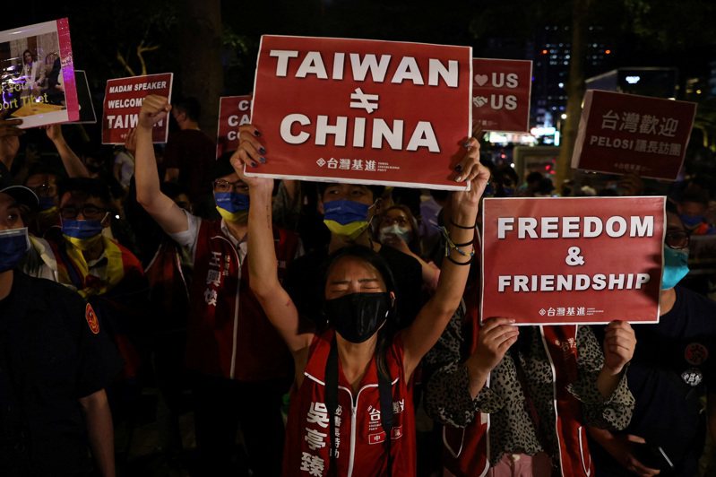 台灣基進等團體2日晚間在網路號召各自群眾，在君悅酒店前的公園各自陳情與抗議裴洛西訪台。路透