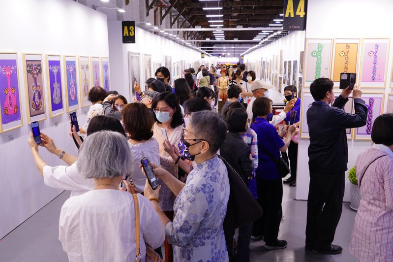 台北新藝術博覽會打造全場NFT元宇宙藝術體驗，邀民眾同時體驗現實與虛擬兩場藝博會，走入藝術多重宇宙。圖／台北新藝術博覽會提供
