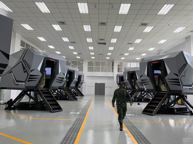 陸軍步訓部上午公布今年3月甫落成的「輪型戰鬥車模訓館」，仿若太空艙的「雲豹甲車動態模擬駕駛艙」首度曝光。記者洪哲政/攝影