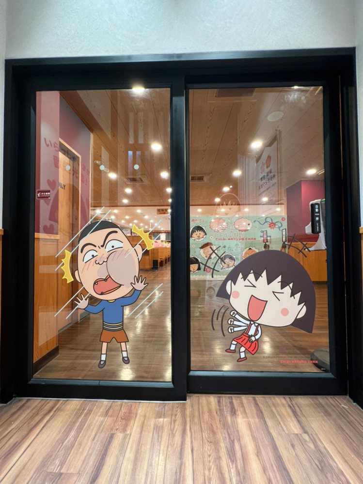 高雄岡山店入口處，可以見到角色的趣味互動。圖／藏壽司提供