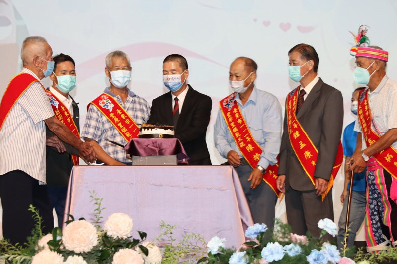 台東市長張國洲（中）與5位縣表揚父親共同切蛋糕慶賀佳節。圖／台東市公所提供
