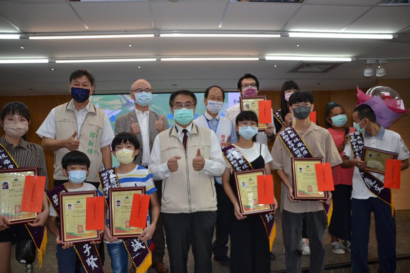 台南市長黃偉哲今天頒獎表揚周大觀抗癌圓夢助學金獲獎學生，勉勵抗癌勇士勇於築夢。