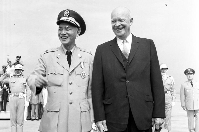 1960年美國總統艾森豪（右）抵台訪華，總統蔣中正（左）親抵機場接待歡迎。圖／聯合報系資料照片