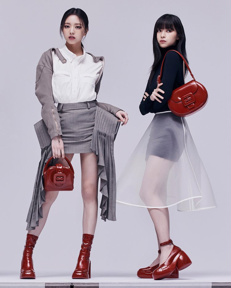韓國女團ITZY詮釋起CHARLES & KEITH秋冬系列包款與鞋履，展現超強氣場。圖／CHARLES & KEITH提供