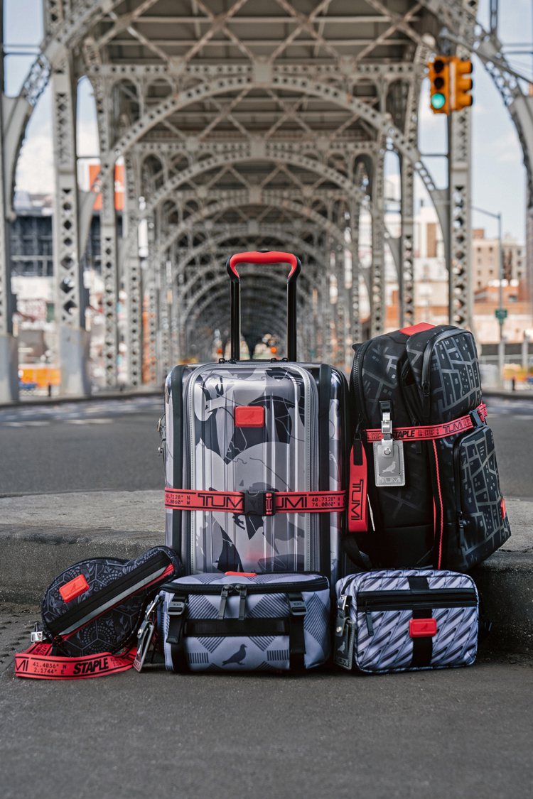 TUMI與紐約人氣潮牌STAPLE聯名，呈現包括旅行箱、單肩包、 Ping Po...