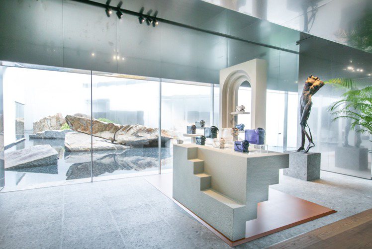 首度於台中舉辦的路易威登珍稀皮革展，選在豪宅內，對著日本設計師特殊造景，整體景致...