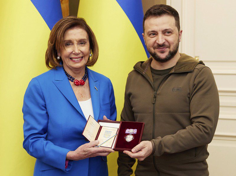 美國眾院議長裴洛西（左）4月30日訪問基輔，烏克蘭總統澤倫斯基（右）授予她「奧爾加公主勳章」。美聯社