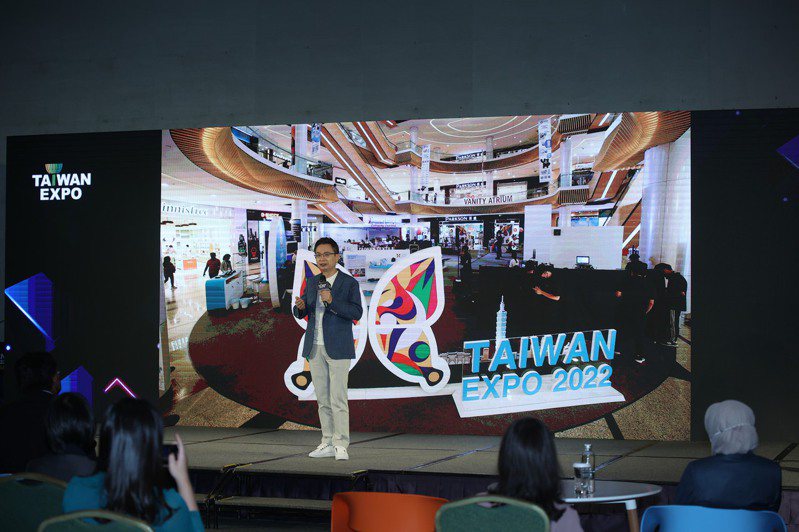 貿協黃志芳董事長化身滑板特技高手揭開2022年馬來西亞台灣形象展序幕。圖／貿協提供