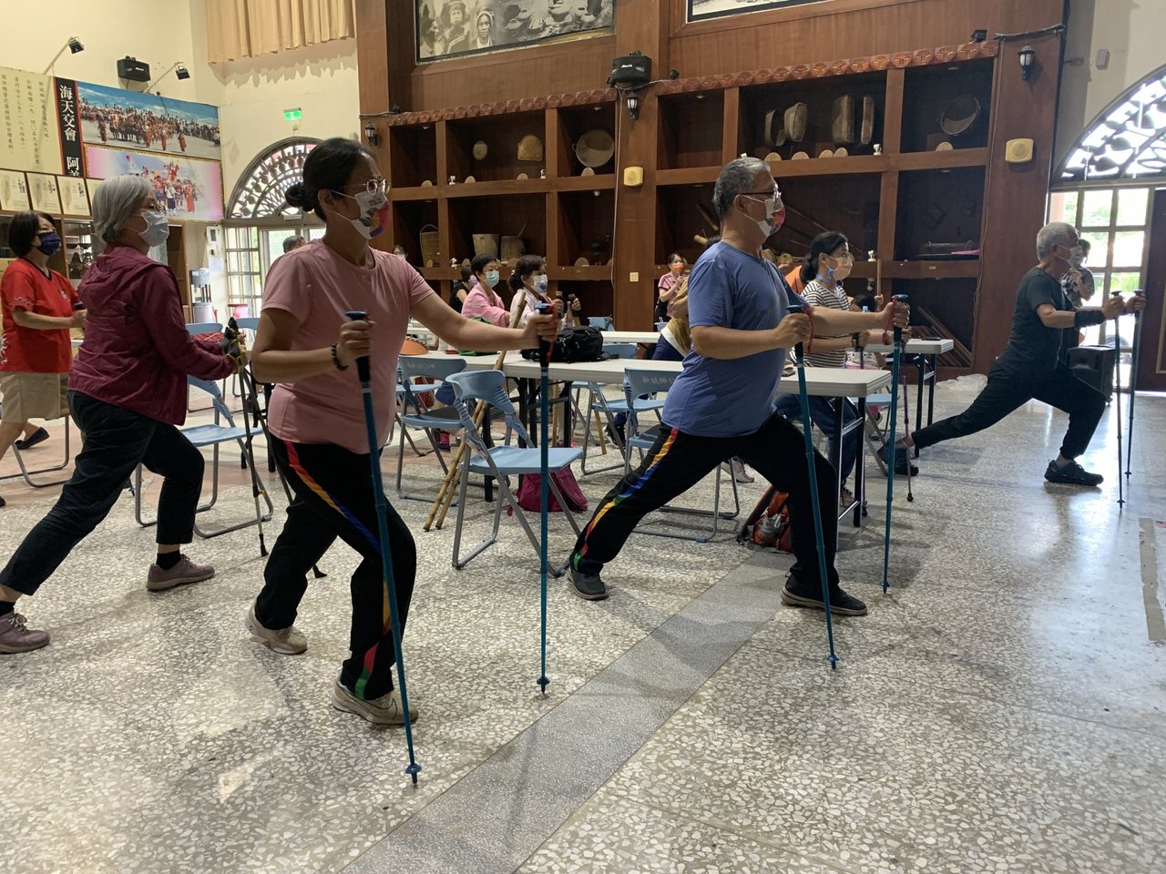 門諾醫院邀請不倒翁學校志工傳授「健走杖運動」，透過簡單動作不但能增加肌力，還可預防失智。圖／門諾醫院提供