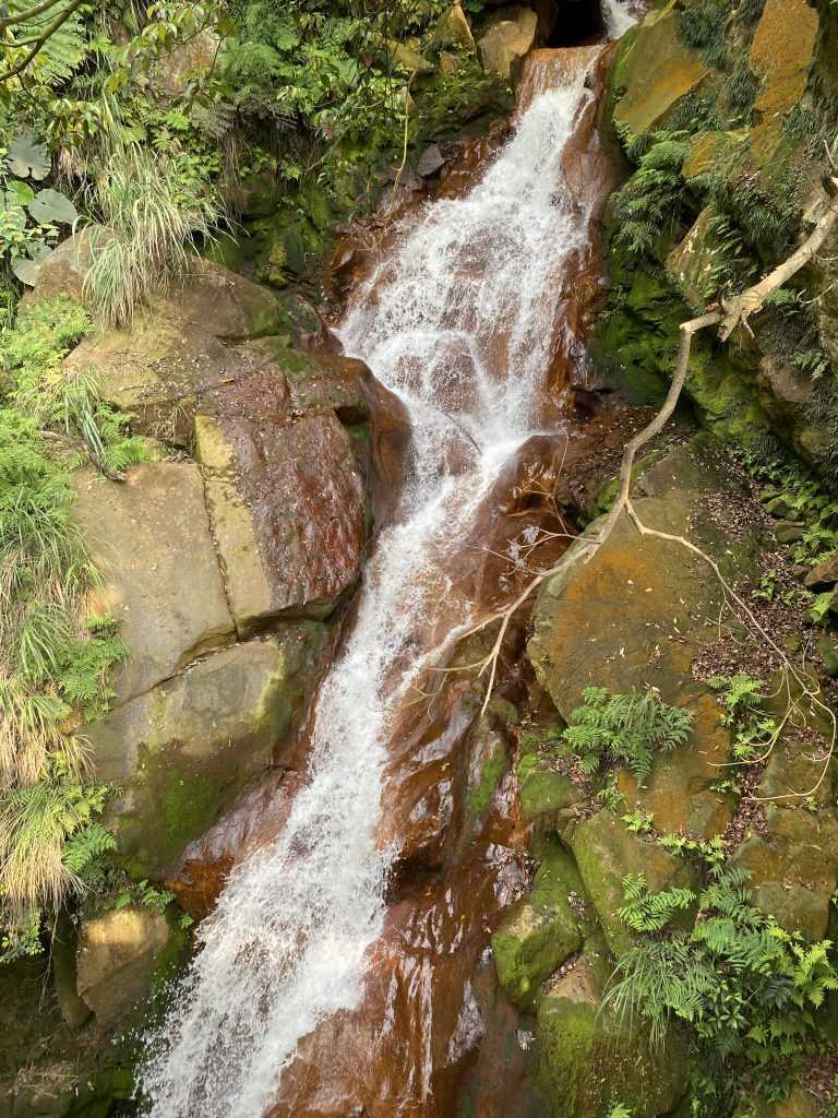 藍寶石水道。溪流的水看似清澈，但卻是不能飲用的喔！ 圖／好好玩台灣