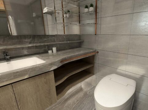 衛浴空間中的融入式扶手設計。