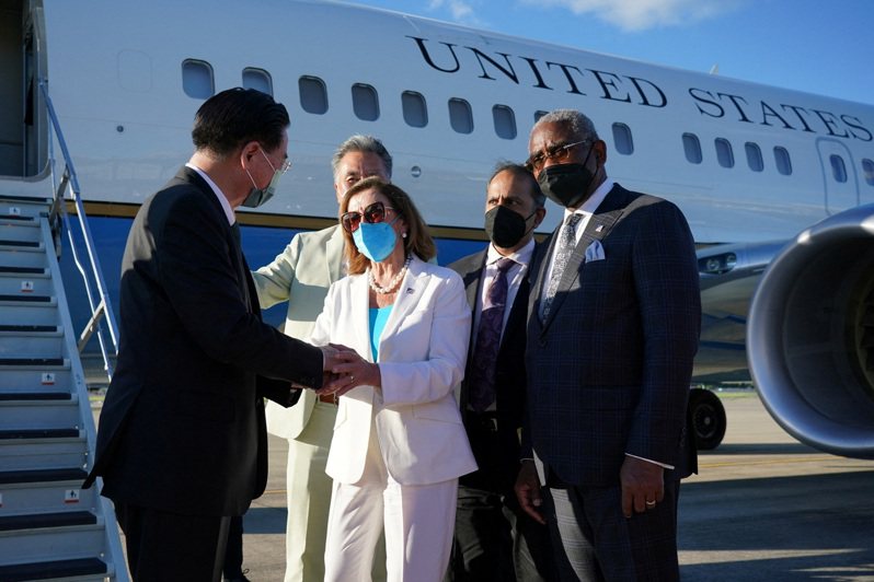 美國眾議院議長裴洛西（Nancy Pelosi，或譯裴洛西）旋風訪台19小時後，於3日傍晚搭機前往南韓。路透