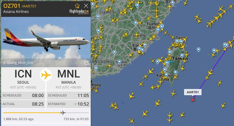 中共軍演中午展開，國際航班上午已開始避開相關空域。圖為南韓韓亞航空首爾飛馬尼拉航班，改採偏東的航線。圖╱翻攝flightradar24.com