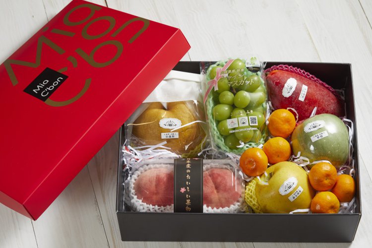 想送禮的民眾可以自行挑選及搭配喜愛的水果，150元即可客製組裝心意滿滿的精美禮盒...