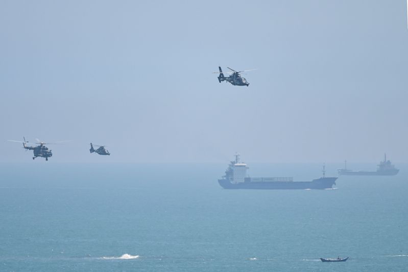 中國解放軍於今天中午起在台灣周邊進行系列軍演，中國軍機和軍艦多次越過台灣海峽中線。圖/法新社